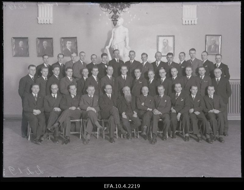 Tallinna Poeglaste Reaalgümnaasiumi abituriendid ja õpetajad. Ees keskel kooli inspektor Ernst Peterson-Särgava. Temast vasakul kooli direktor R. Koljo, 4. vasakult kehalise kasvatuse õpetaja Resev-Resel.