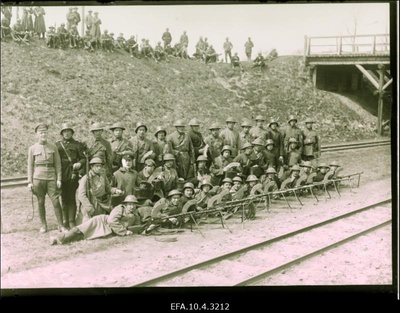 Vabadussõda. 3.Diviisi reservis oleva Kalevi Maleva Pataljoni tehniline roodu Madsen kuulipildujate komando Valga lähedal. Vasakul seisab lipnik Arnold Neigardt.  similar photo