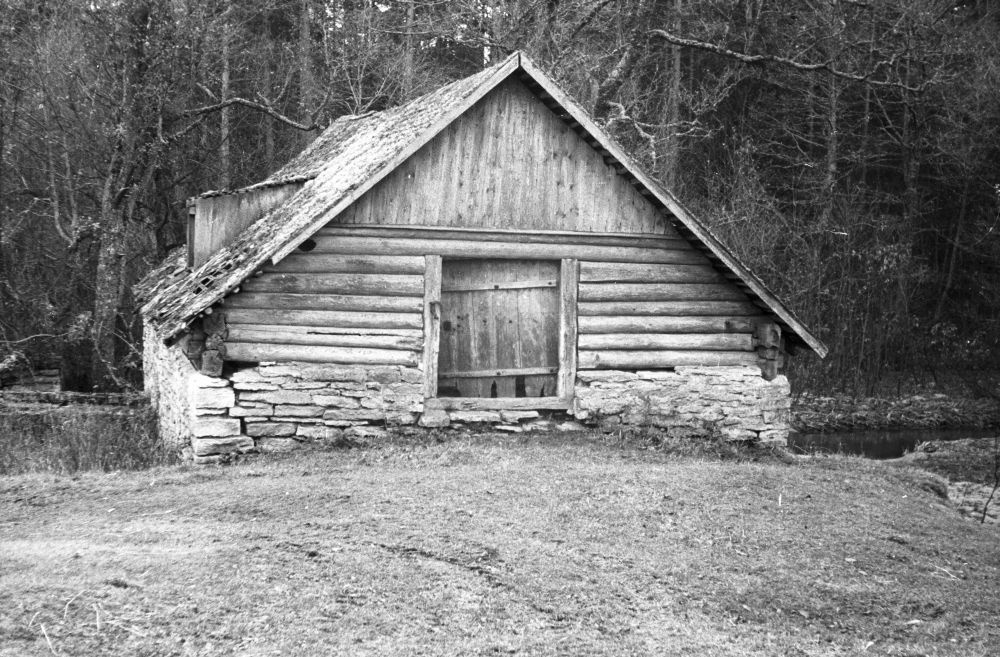 Möldri talu vesiveski Kahala külas, esikülg kotilae uksega.