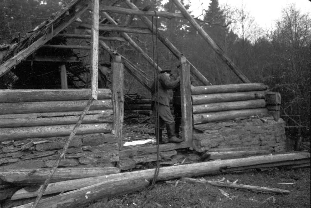 Möldri talu vesiveski lahtivõtmine Kahala külas.