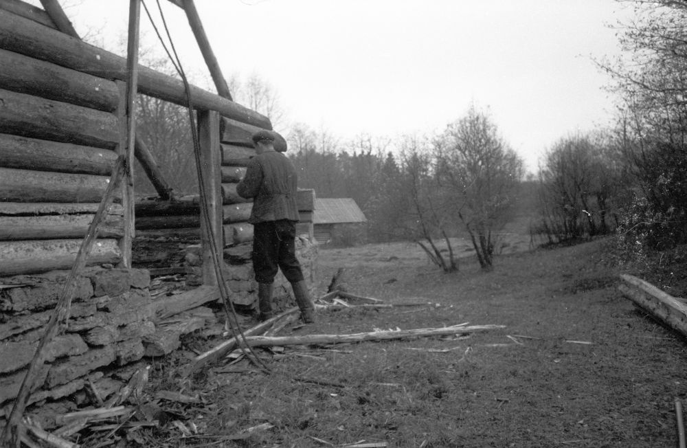 Möldri talu vesiveski lahtivõtmine Kahala külas.