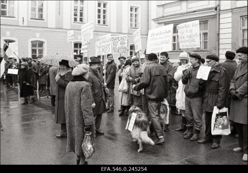 Rahvuslaste organiseeritud Eesti Ülemnõukogu vastane protestiaktsioon Toompeal.