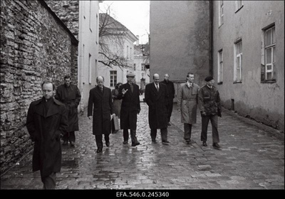 NATO liikmesriikide esindajad külastamas Eestit. Keskel Eesti Vabariigi president Lennart Meri.  similar photo