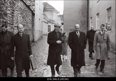 NATO liikmesriikide esindajad külastamas Eestit. Keskel Eesti Vabariigi president Lennart Meri.  similar photo