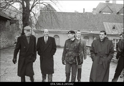 NATO liikmesriikide esindajad külastamas Eestit. Vasakul Eesti Vabariigi president Lennart Meri.  similar photo