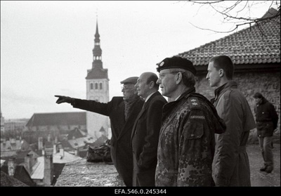 NATO liikmesriikide esindajad külastamas Eestit. Vasakul Eesti Vabariigi president Lennart Meri.  similar photo