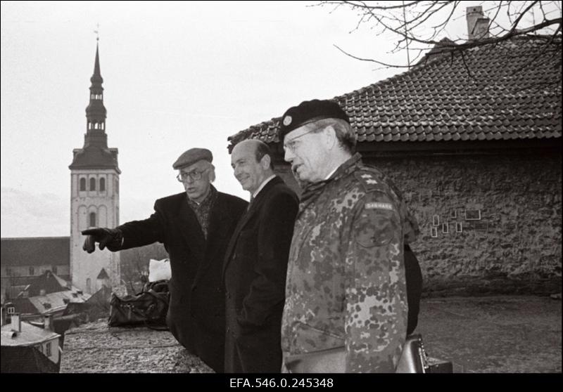 NATO liikmesriikide esindajad külastamas Eestit. Vasakul Eesti Vabariigi president Lennart Meri.