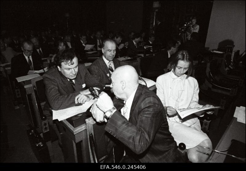 Riigikogu I istung.Esiplaanil Jüri Toomepuu, kes vestleb Rein Helmega. Rein Helme kõrval Mart Niklus.