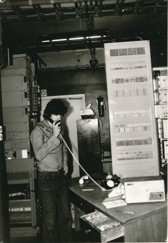 Foto. Haapsalu Sidesõlmes I kv kutseala parim, jaamamontöör Viktor Vinogradov. Foto V. Pärtel, 1978