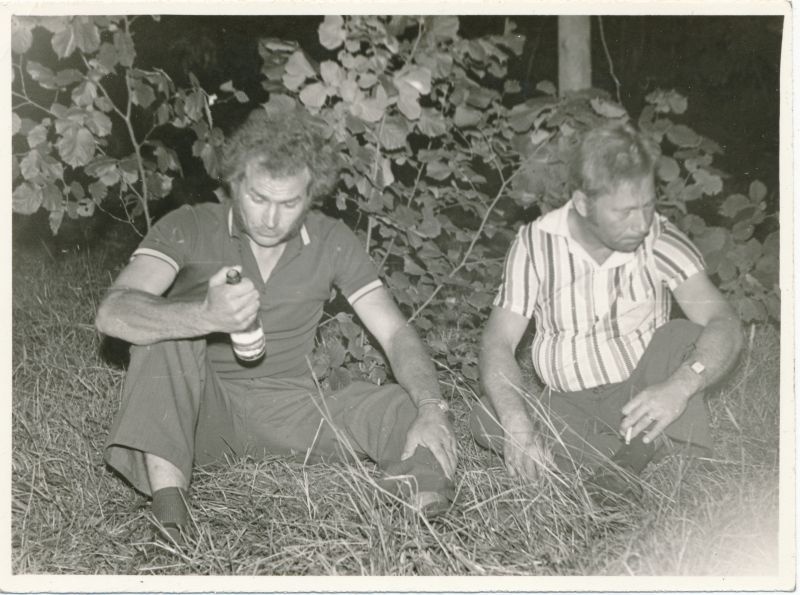 foto. Haapsalu STES suvelaager Doorakul. Kingissepa isetegevuslased omaloomingulise palaga esinemas. Foto V. Pärtel, 1976