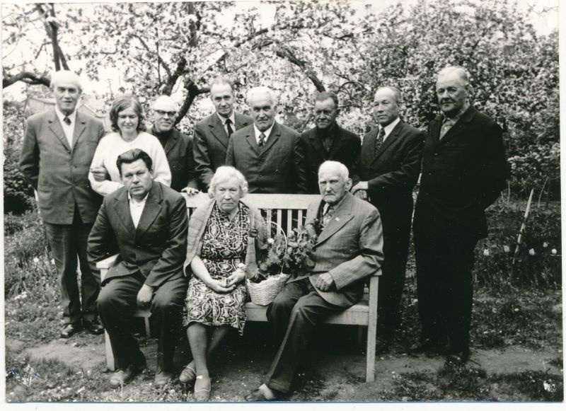 Foto. Endise Läänemaa Telefoni-Telegraafi Võrgu ülema Johannes Hollandi 90. juubel. Foto V. Pärtel, 1976