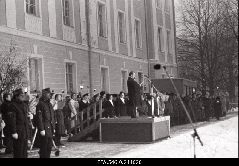 Lipu heiskamine päikesetõusul Pika Hermanni torni Eesti Vabariigi 75.aastapäeva tähistamiseks.