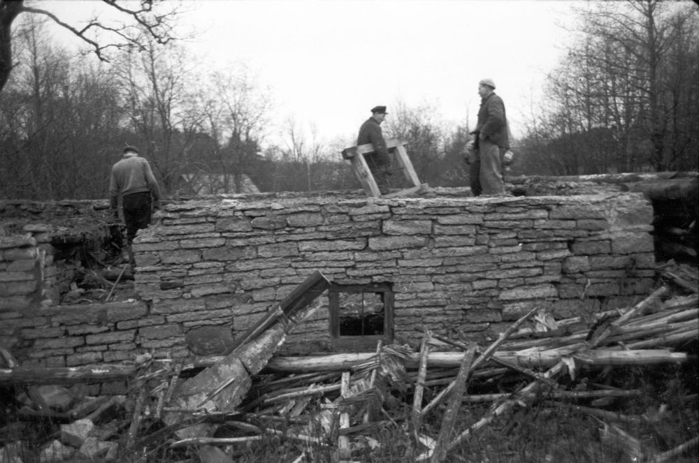 Möldri talu vesiveski lahtivõtmine Kahala külas.