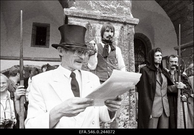 Kuningriiklaste fraktsiooni aktsioon Raekoja platsil. Kuningriiklane Ralf Parve.  similar photo