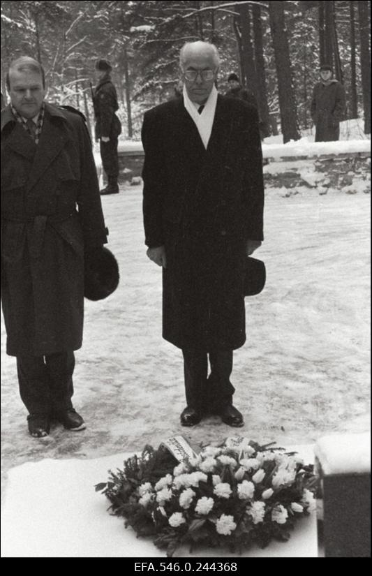 Eesti Vabariigi 75. aastapäeva tähistamine.  President Lennart Meri viib pärja Vabadussõjas langenute kalmudele.