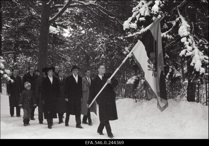 Eesti Vabariigi 75. aastapäeva tähistamine.  President Lennart Meri viib pärja Vabadussõjas langenute kalmudele.