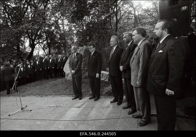 Poliitika- ja ühiskonnategelased: Lennart Meri (vasakult), Edgar Savisaar, Arnold Rüütel, Jaak Tamm, Ülo Nugis  mälestuskivi avamisel 15.mail 1990.aastal Toompeal toimunud sündmuste meenutamiseks.  similar photo