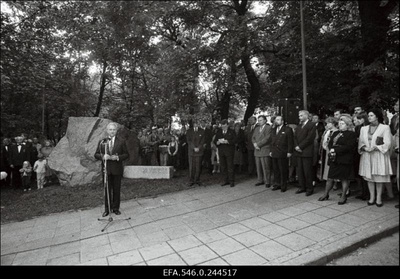 Pidulik mälestuskivi avamine 15.mail 1990.aastal Toompeal toimunud sündmuste meenutamiseks. Kõnega esineb Arnold Rüütel.  similar photo
