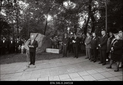 Pidulik mälestuskivi avamine 15.mail 1990.aastal Toompeal toimunud sündmuste meenutamiseks. Kõnega esineb Arnold Rüütel.  similar photo