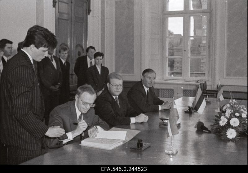Balti riikide peaministrid  Valdis Birkavs, Mart Laar, Adolfas Slezevicius kirjutavad alla vabakaubanduslepingule.