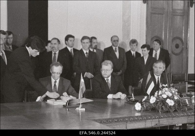 Balti riikide peaministrid  Valdis Birkavs, Mart Laar, Adolfas Slezevicius kirjutavad alla vabakaubanduslepingule.  similar photo