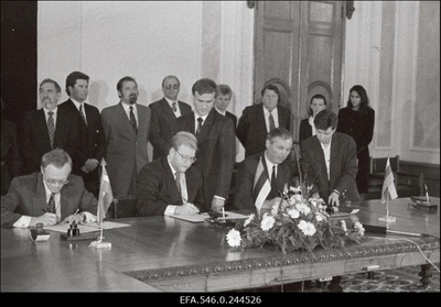 Balti riikide peaministrid  Valdis Birkavs, Mart Laar, Adolfas Slezevicius kirjutavad alla vabakaubanduslepingule.  similar photo