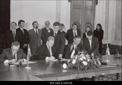 Balti riikide peaministrid  Valdis Birkavs, Mart Laar, Adolfas Slezevicius kirjutavad alla vabakaubanduslepingule.  similar photo