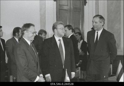 Balti riikide peaministrid  Valdis Birkavs, Mart Laar, Adolfas Slezevicius kirjutavad alla vabakaubanduslepingule.  similar photo