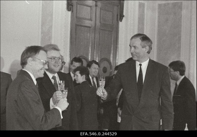 Balti riikide peaministrid  Valdis Birkavs, Mart Laar, Adolfas Slezevicius kirjutavad alla vabakaubanduslepingule.  similar photo