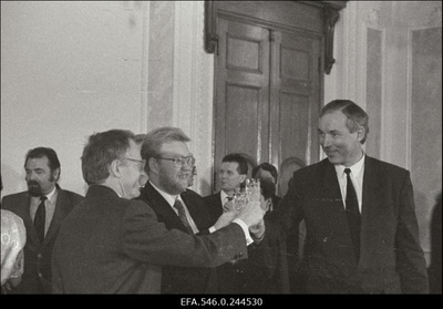 Balti riikide peaministrid  Valdis Birkavs, Mart Laar, Adolfas Slezevicius kirjutavad alla vabakaubanduslepingule.  similar photo