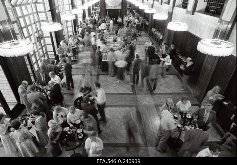 [Eesti kaubandustoodete] näitus Sakala keskuse saalis.