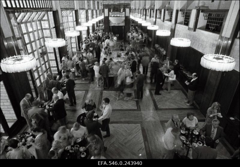 [Eesti kaubandustoodete] näitus Sakala keskuse saalis.