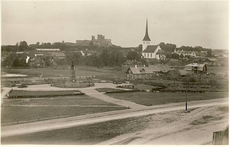 Rakvere, vaade kirikule ja linnusele