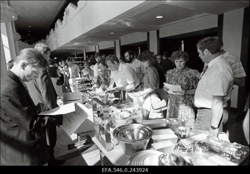 [Eesti kaubandustoodete] näitus Sakala keskuse saalis.
