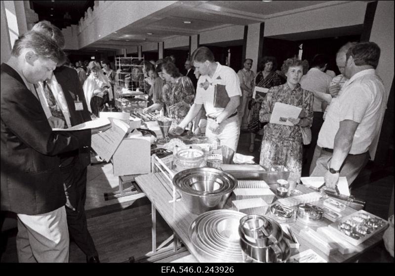 [Eesti kaubandustoodete] näitus Sakala keskuse saalis.