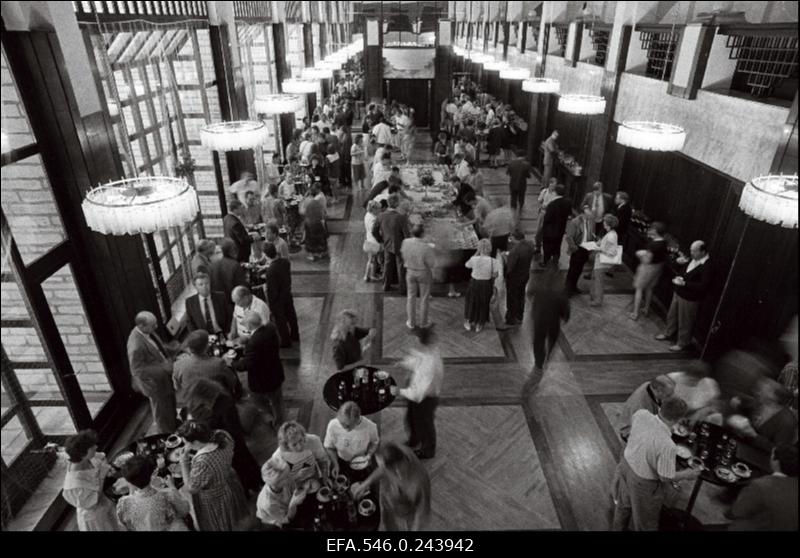 [Eesti kaubandustoodete] näitus Sakala keskuse saalis.