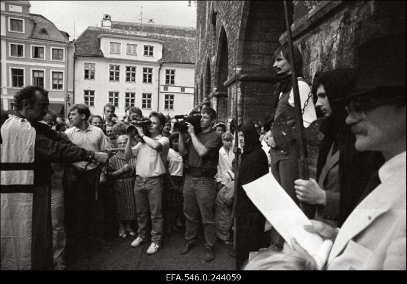 Kuningriiklaste fraktsiooni aktsioon Raekoja platsil