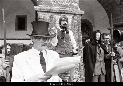 Kuningriiklaste fraktsiooni aktsioon Raekoja platsil. Kuningriiklane Ralf Parve.  similar photo