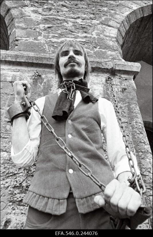 Kuningriiklaste fraktsiooni aktsioon Raekoja platsil. Kuningriiklane Kalle Kulbok.