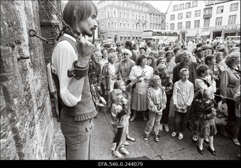 Kuningriiklaste fraktsiooni aktsioon Raekoja platsil