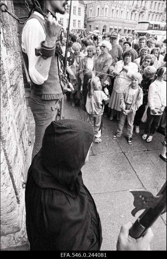 Kuningriiklaste fraktsiooni aktsioon Raekoja platsil