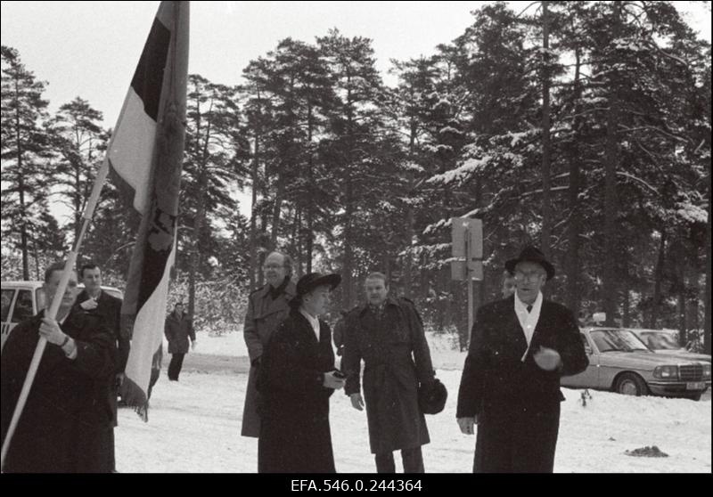 Eesti Vabariigi 75. aastapäeva tähistamine. President Lennart Meri (paremal) koos abikaasa Helle Meriga külastab Tartut.