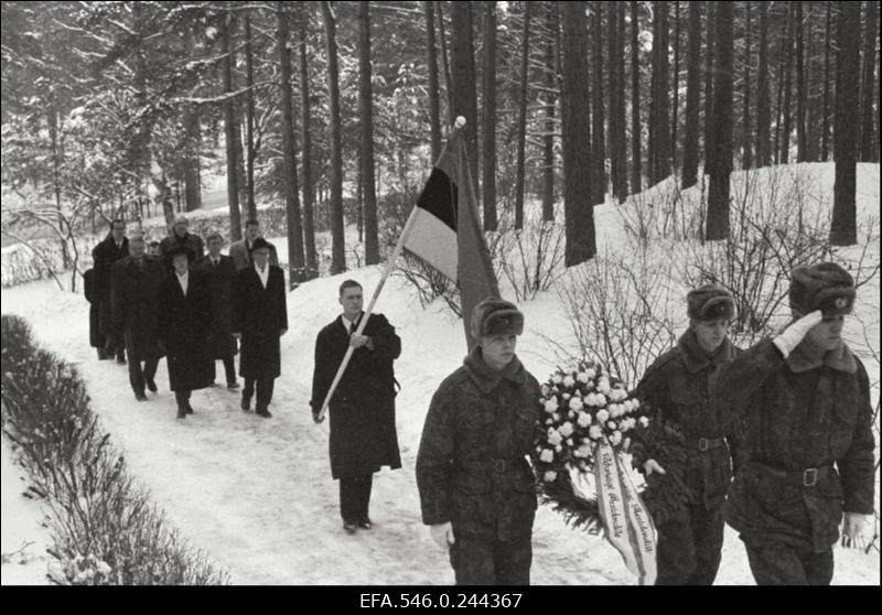 Eesti Vabariigi 75. aastapäeva tähistamine.  President Lennart Meri viib pärja Vabadussõjas langenute kalmudele.