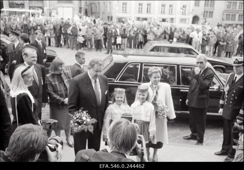 Soome Vabariigi president Martti Ahtisaari riigivisiidil Eestisse. Presidendipaar Raekoja platsil.