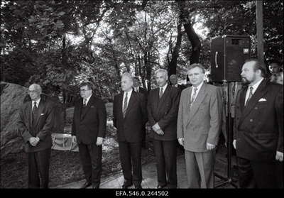 Poliitika- ja ühiskonnategelased: Lennart Meri (vasakult), Edgar Savisaar, Arnold Rüütel, Jaak Tamm, Tiit Vähi, Ülo Nugis mälestuskivi pidulikul avamisel, mis oli pühendatud 15. mail 1990.aastal toimunud sündmuste jäädvustamiseks.  similar photo