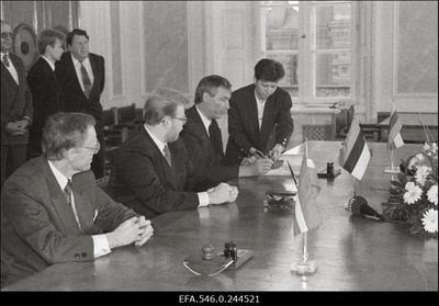 Balti riikide peaministrid  Valdis Birkavs, Mart Laar, Adolfas Slezevicius kirjutavad alla vabakaubanduslepingule.  similar photo