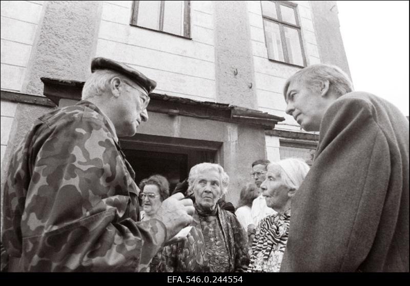 Eesti kaitseväe juhataja Aleksander Einseln (vasakul) külastab kindral Laidoneri muuseumit.