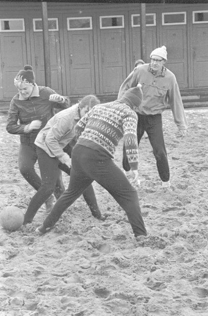Tartu Ülikool. Üliõpilased jõe ääres jalgpalli mängimas.