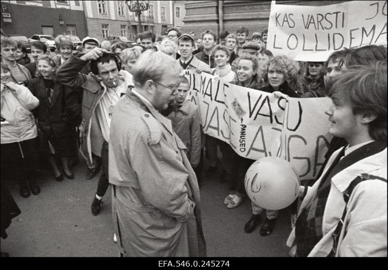 Rahvuslaste organiseeritud Eesti Ülemnõukogu vastane protestiaktsioon Toompeal.