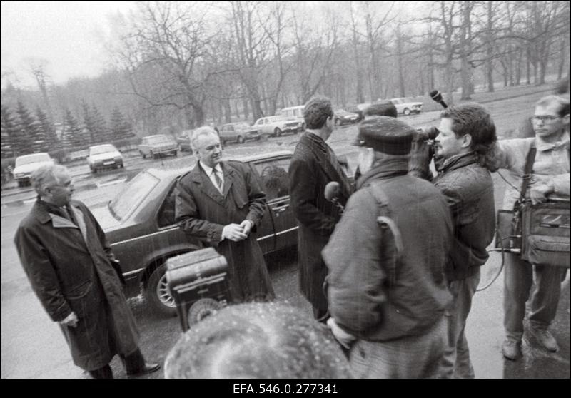 Uue ametiauto üleandmine Eesti Ülemnõukogu esimehele Arnold Rüütlile.